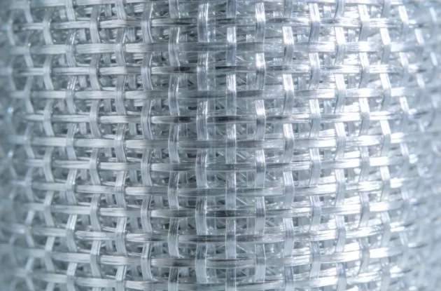 Milloin käyttää lasikuituommeltua mattoa pilkotun säikematon sijaan