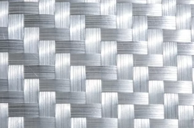 Mihin lasikuituydinmattoa käytetään sandwich-paneeleissa?